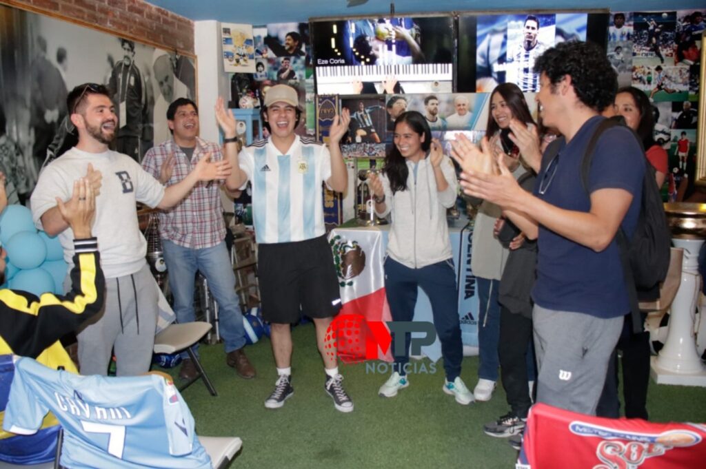 Aficionados Celebran el triunfo de Argentina en Puebla