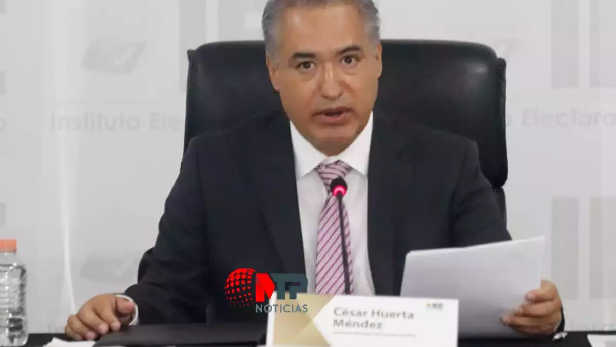 Limpia en el IEE Puebla destituyen a César Huerta como secretario general