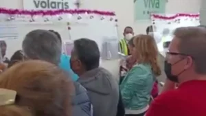 Pasajeros enfurecen con Volaris por cancelar vuelo Puebla-Cancún