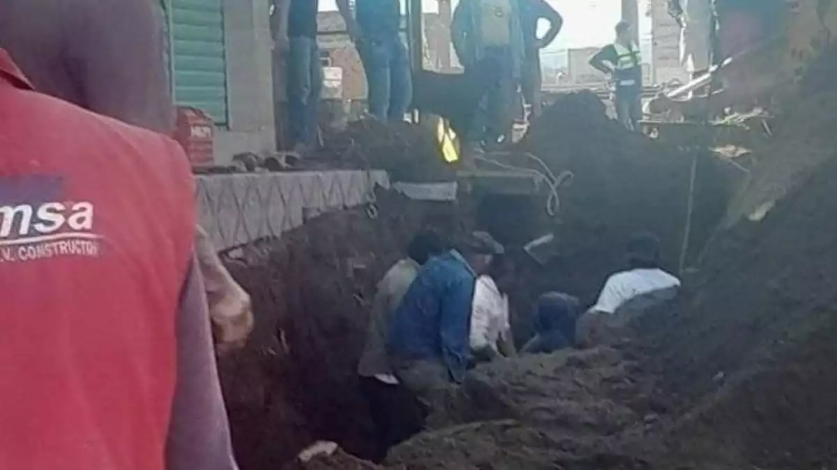Un muerto por desgajamiento de drenaje sin permiso en Huejotzingo