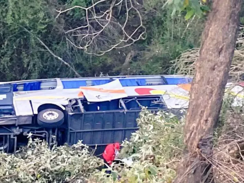 Cae autobús a barranca en la México-Puebla, saldo preliminar es de 1 muerto y 17 lesionados
