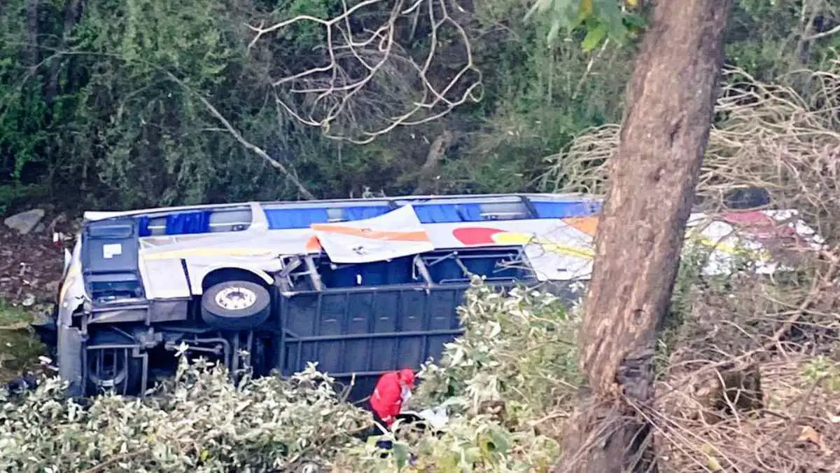 Cae autobús a barranca en la México-Puebla, saldo preliminar es de 1 muerto y 17 lesionados