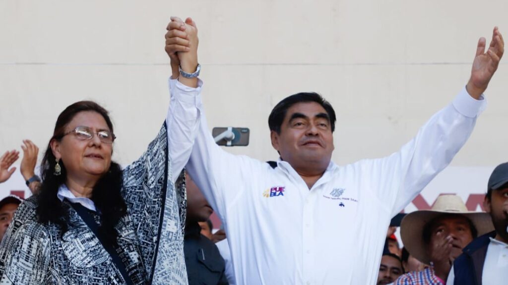 "La mayoría está de este lado chingao": Barbosa muestra músculo político a AMLO en Puebla