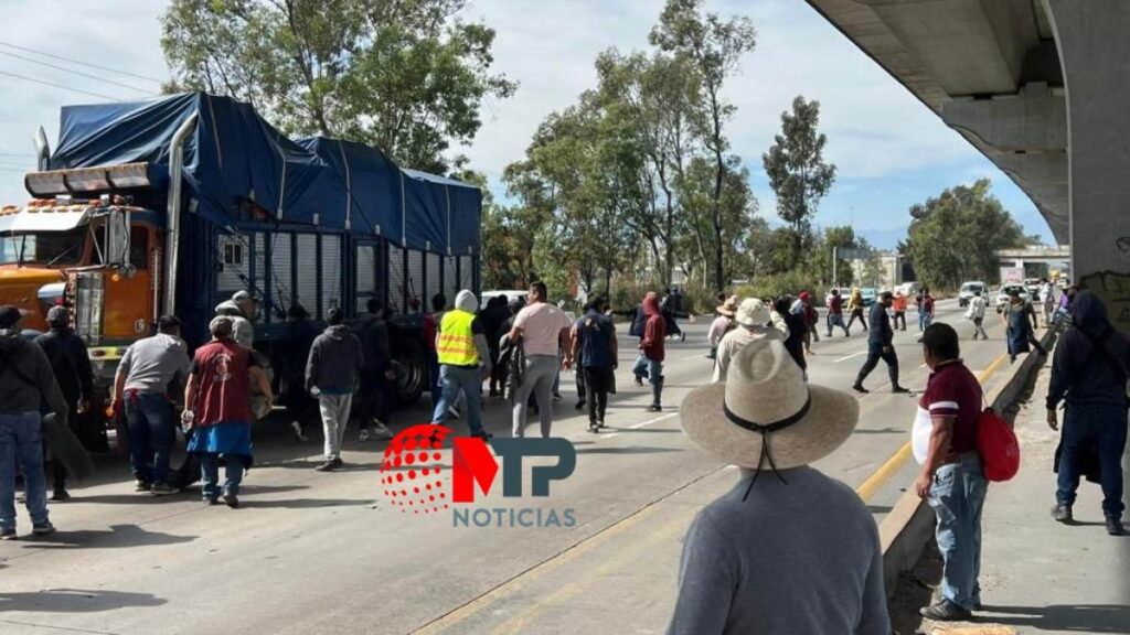 Caos vial en la México-Puebla: bloquean ambos sentidos por pleito entre comerciantes