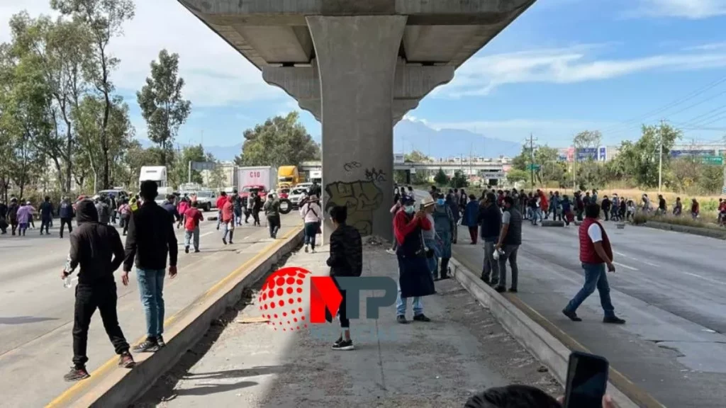 Caos vial en la México-Puebla: bloquean ambos sentidos por pleito entre comerciantes