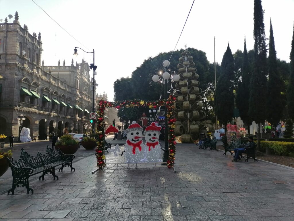 Adornos navideños en el Zócalo de Puebla.
