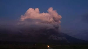 Entra en erupción el volcán Monte Semeru, enciende alerta al máximo nivel