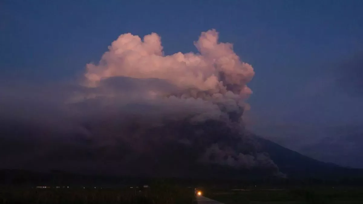 Entra en erupción el volcán Monte Semeru, enciende alerta al máximo nivel