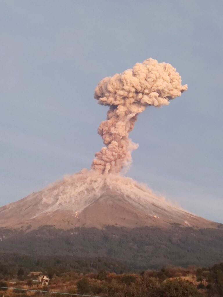 Explosión del Popocatépetl cimbra puertas y ventanas