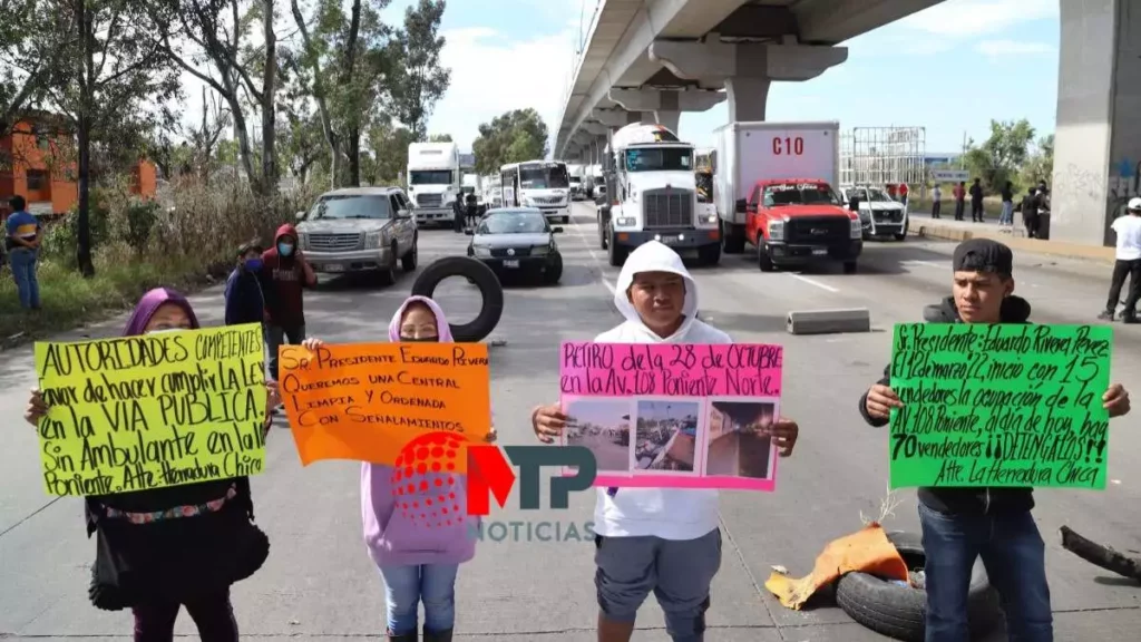 Caos vial en la México-Puebla: bloquean ambos sentidos por pleito entre comerciantes