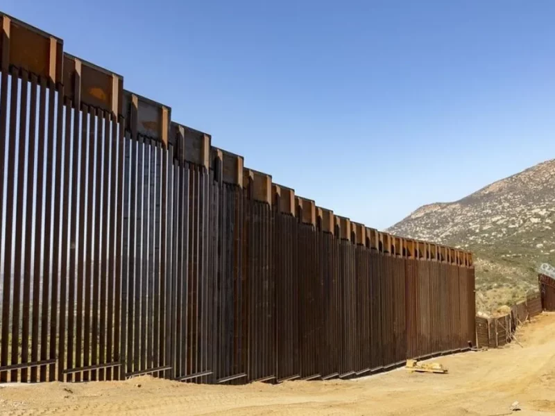 Muere migrante tras caer de muro fronterizo entre México y California