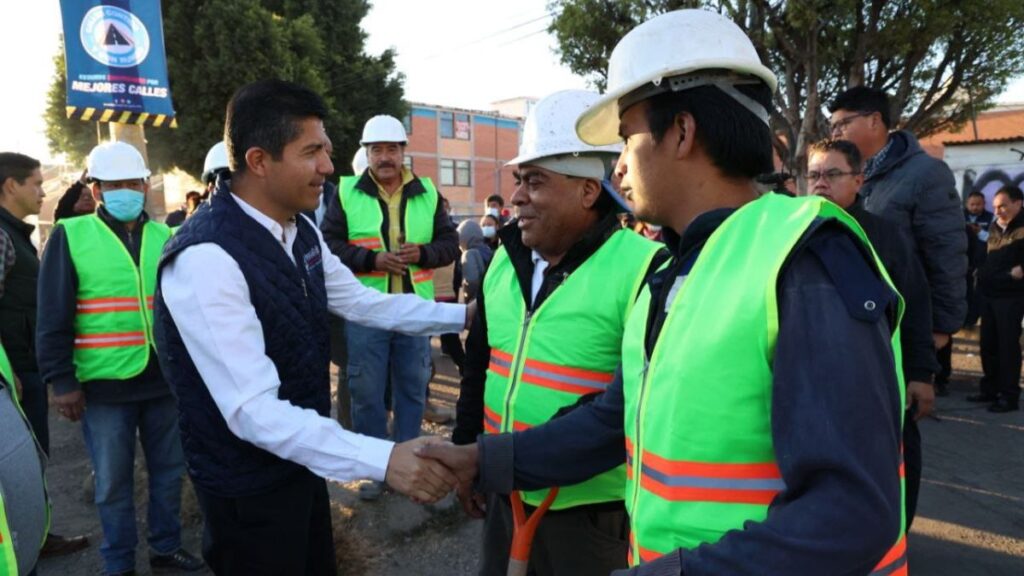 Gobierno de Eduardo Rivera inicia pavimentación de calle en Santa Catarina Coatepec