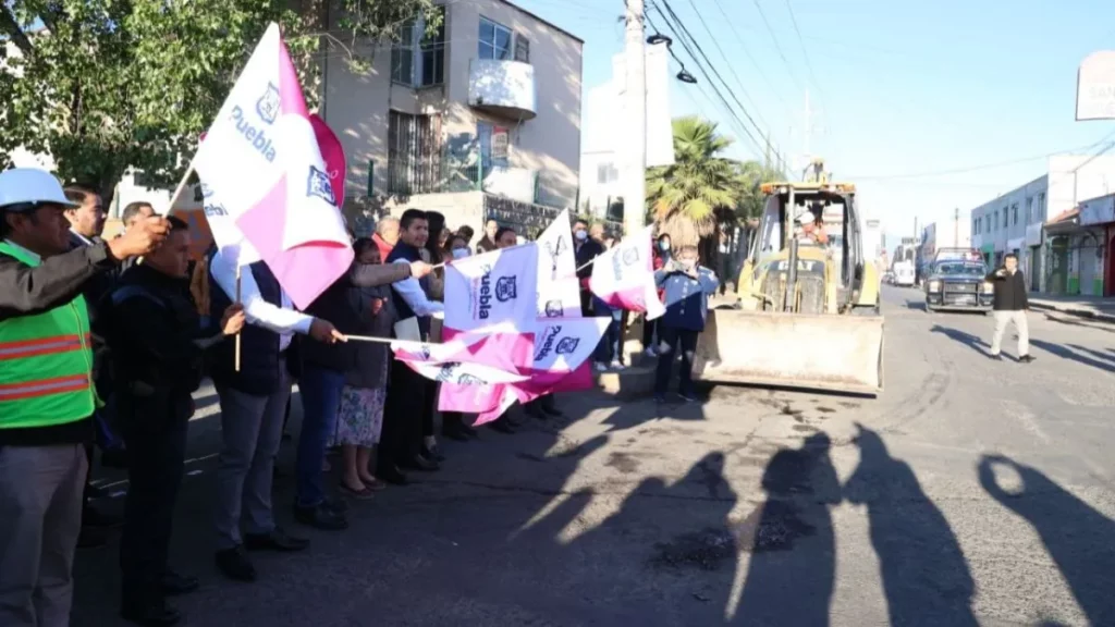 Gobierno de Eduardo Rivera inicia pavimentación de calle en Santa Catarina Coatepec