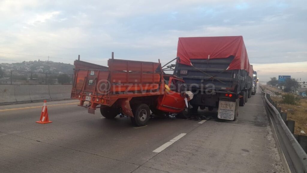 Autobús calcinado y choque entre camioneta y tráiler dejan un muerto en la Puebla-Orizaba
