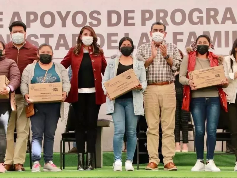 Angélica Alvarado y Sergio Salomón entregan apoyos sociales en Huejotzingo
