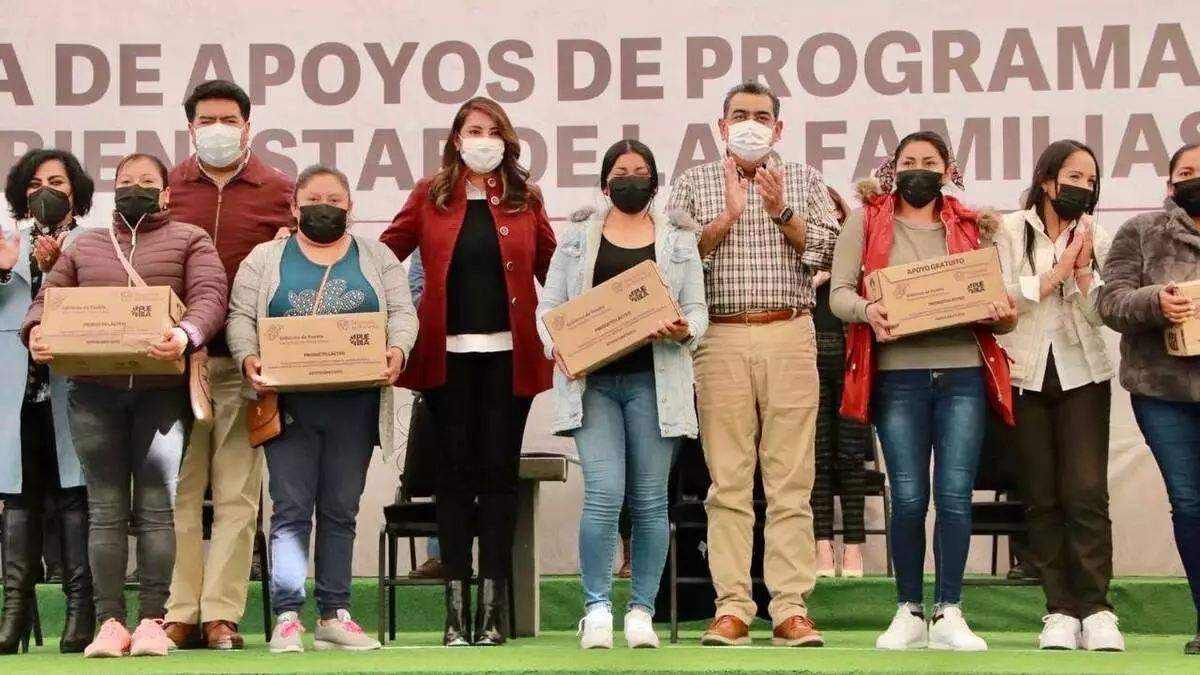 Angélica Alvarado y Sergio Salomón entregan apoyos sociales en Huejotzingo