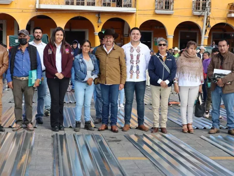 Beneficiadas mil 500 familias de Tlatlauquitepec, con entrega de lámina galvanizada