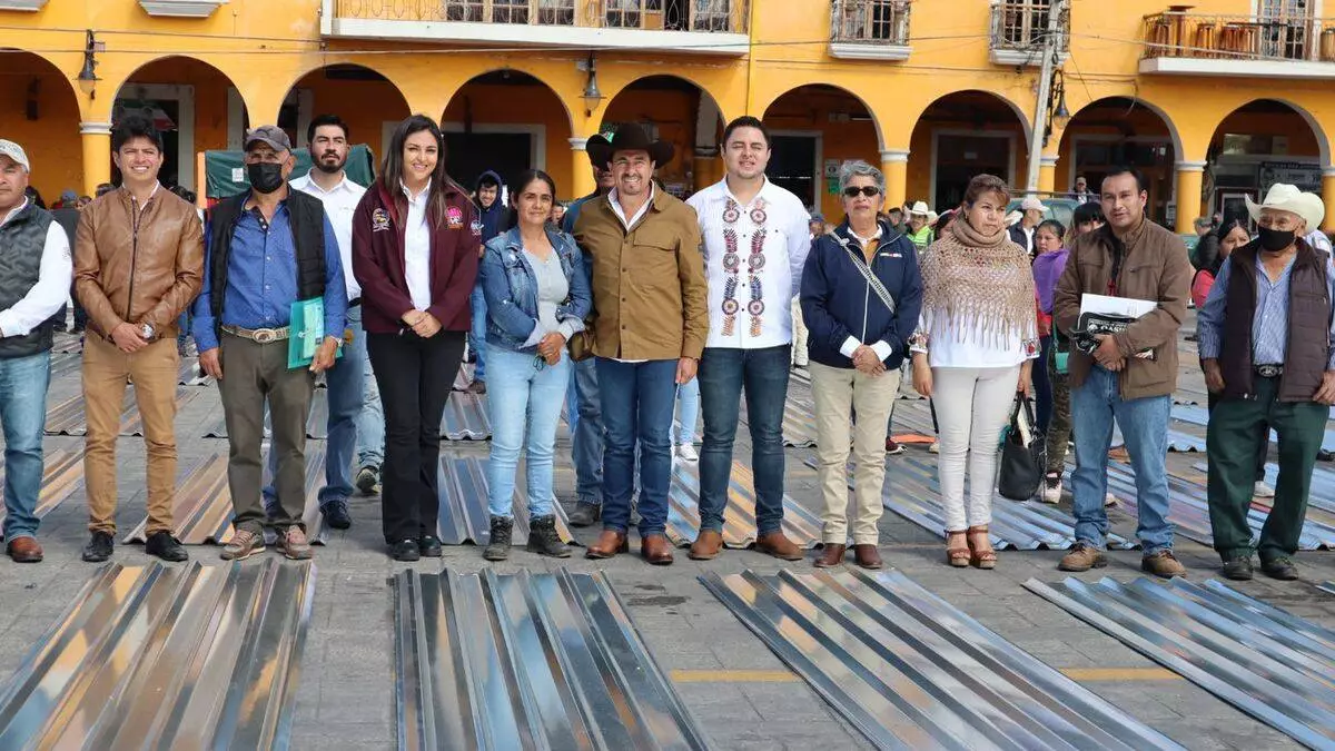 Beneficiadas mil 500 familias de Tlatlauquitepec, con entrega de lámina galvanizada