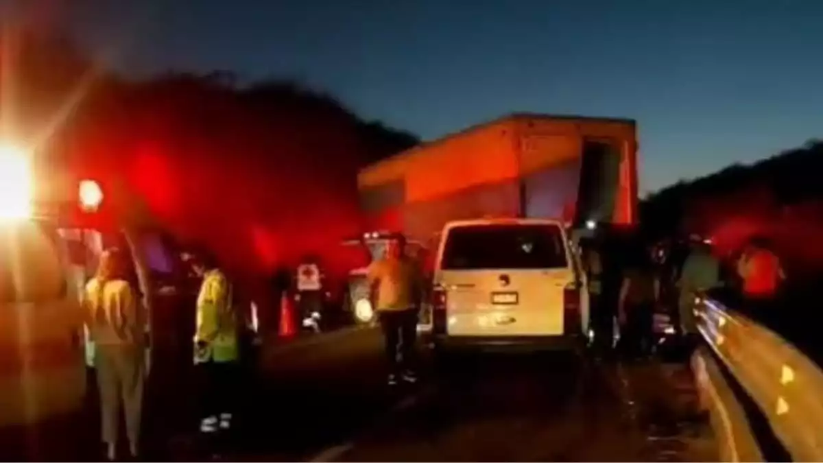 Choque de camión de mudanza deja un muerto y cinco heridos en Tepeojuma