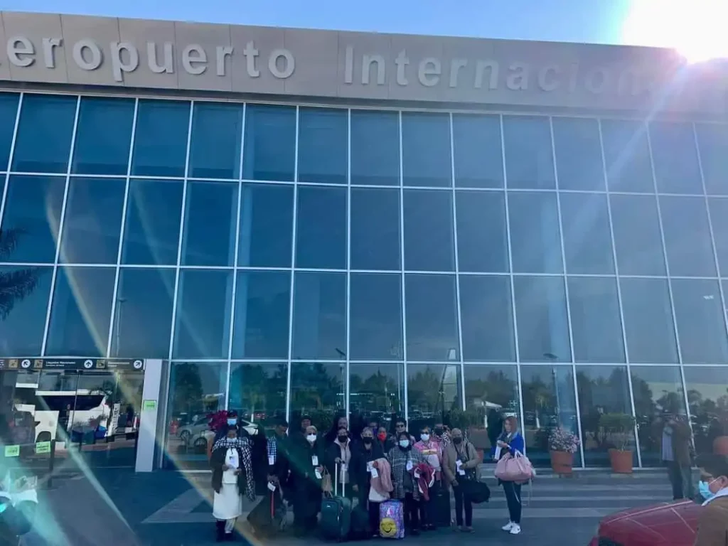 Con apoyo del ayuntamiento de Huejotzingo viajan a Tijuana 17 personas para tramitar su visa