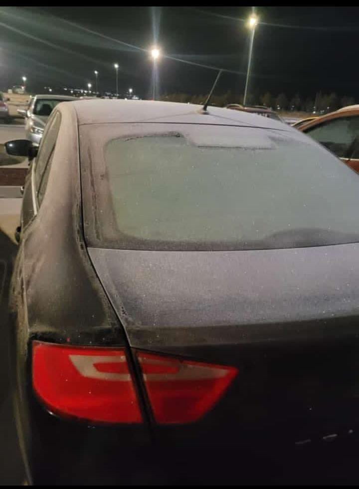En Puebla capital, autos amanecieron cubiertos de hielo