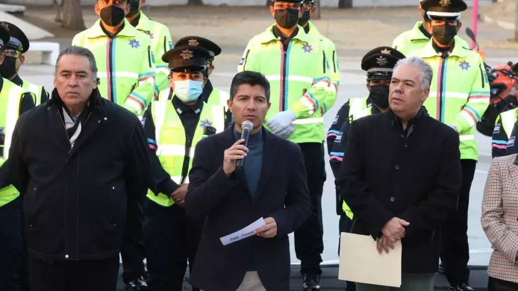 Entrega Eduardo Rivera 150 body cams y dos mil 600 uniformes nuevos