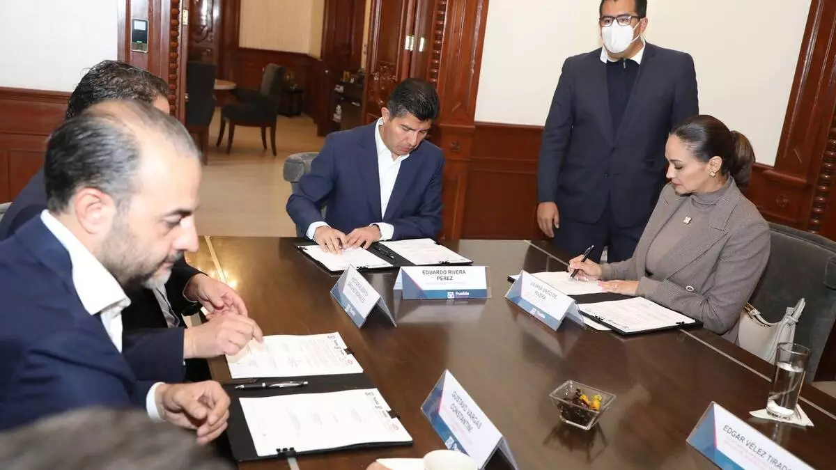 Gobierno de Eduardo Rivera firma convenio con la CMIC