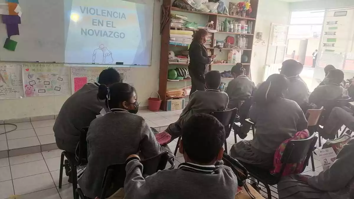 Imparten taller sobre Ciberbullying en escuelas de Amozoc