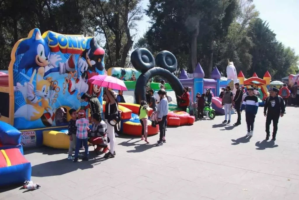 Inflables y juguetes para los niños de Huejotzingo en la celebración de Día de Reyes