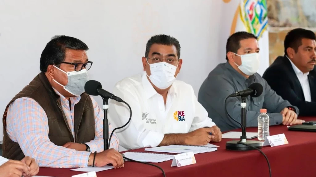 Julio Huerta, secretario de Gobernación, y el gobernador Sergio Salomón Céspedes encabezaron la reunión