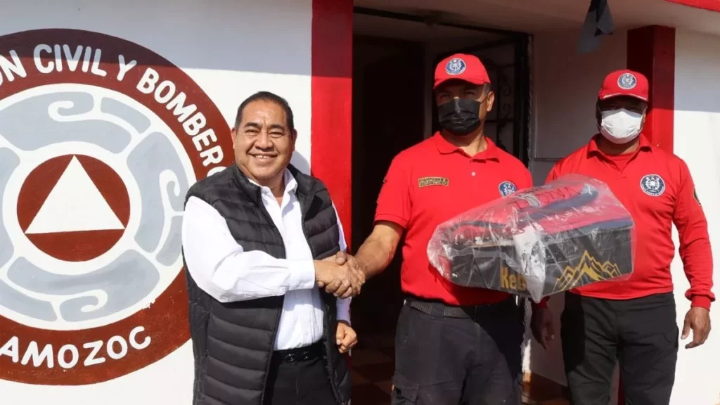 Mario de la Rosa entrega uniformes a bomberos en Amozoc