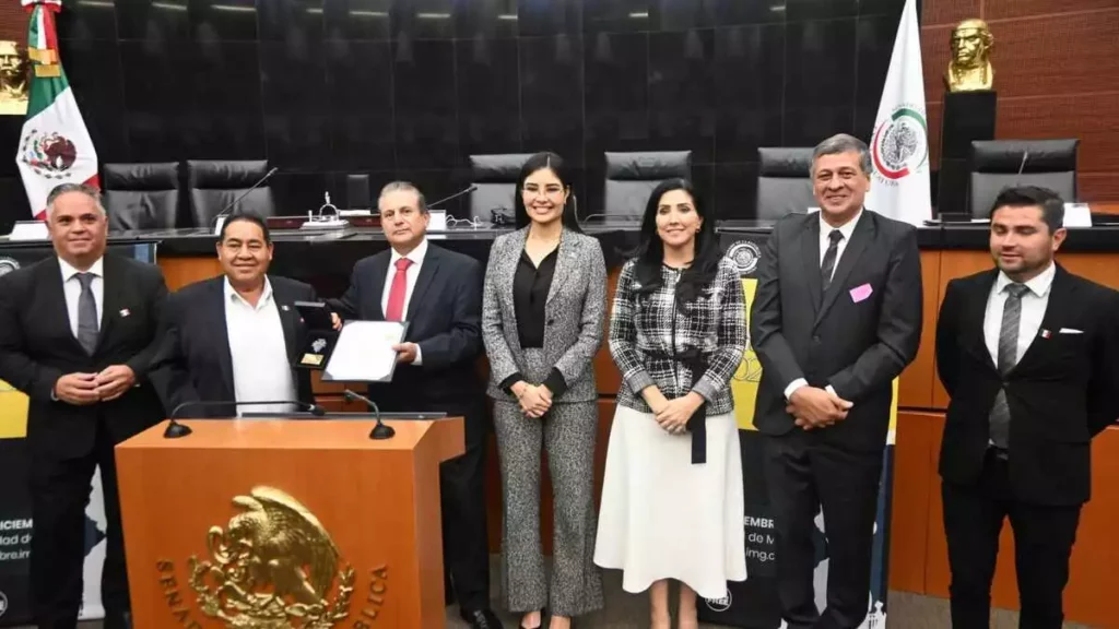 Mario de la Rosa en el Senado de la República