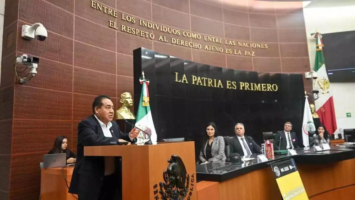 Mario de la Rosa recibe reconocimiento en el Senado de la República