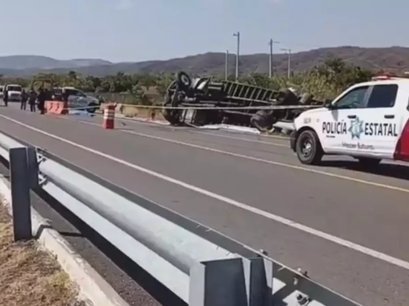 Muere motociclista en choque con camión en la autopista Siglo XXI