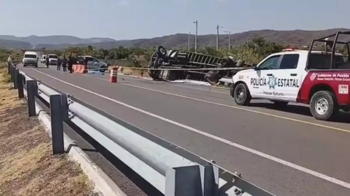 Muere motociclista en choque con camión en la autopista Siglo XXI