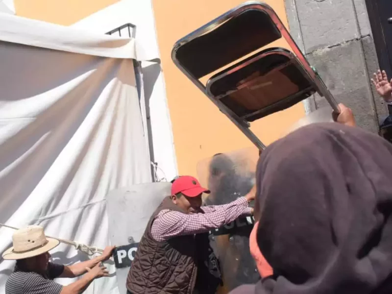 Policía herido durante manifestación contra verificación en Puebla