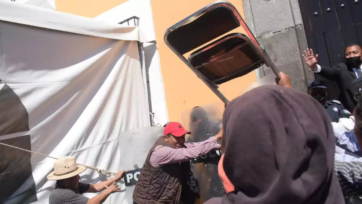 Policía herido durante manifestación contra verificación en Puebla