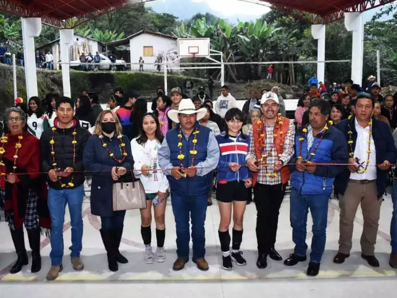 Porfirio Loeza inaugura cancha multideportiva El Canal en Teziutlán