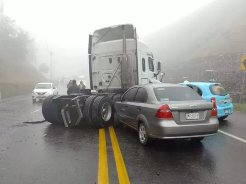 Volcadura de tráiler en la México-Tuxpan