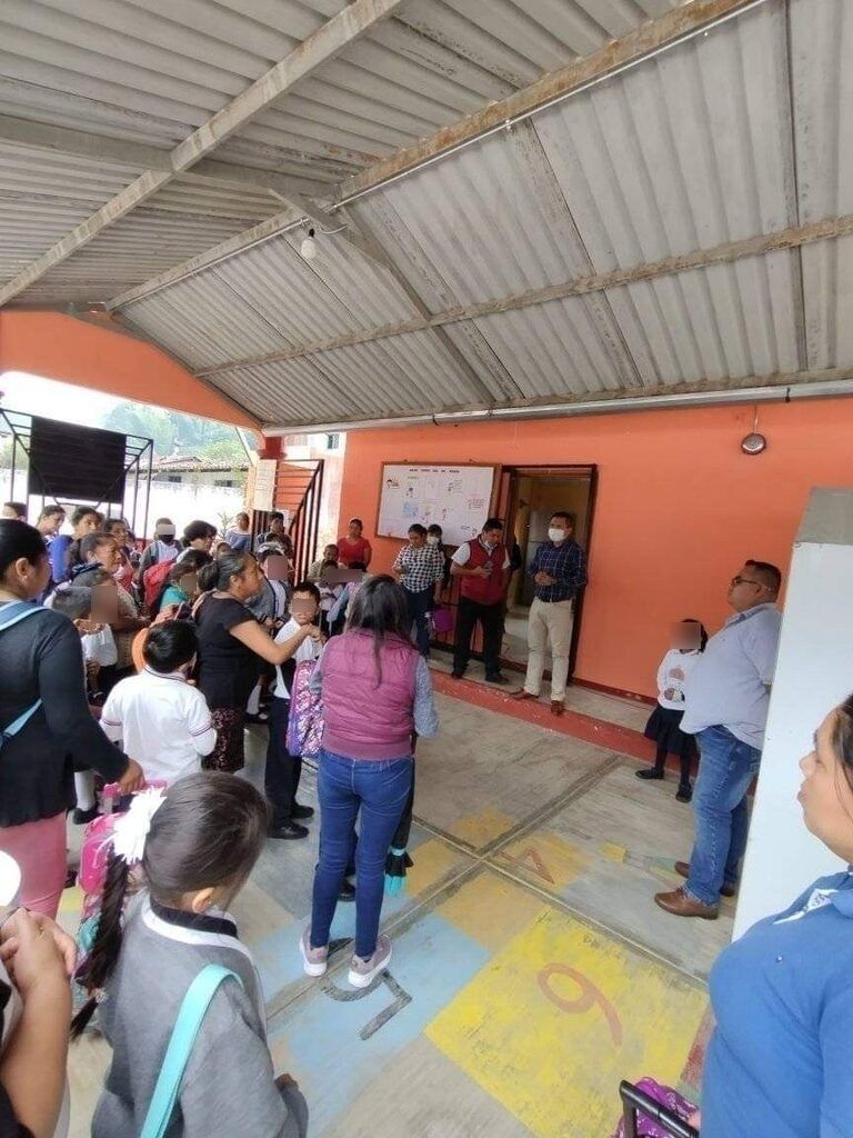 Alcalde en Puebla dispara contra una escuela, niños de primaria se tiran al piso
