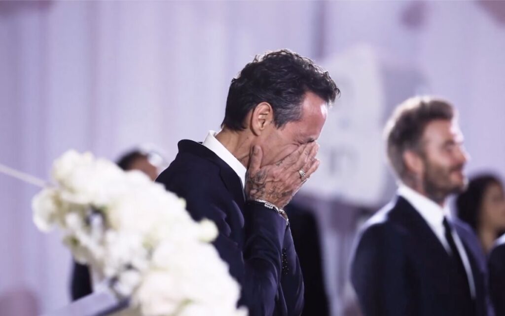 Marc Anthony llora durante su boda