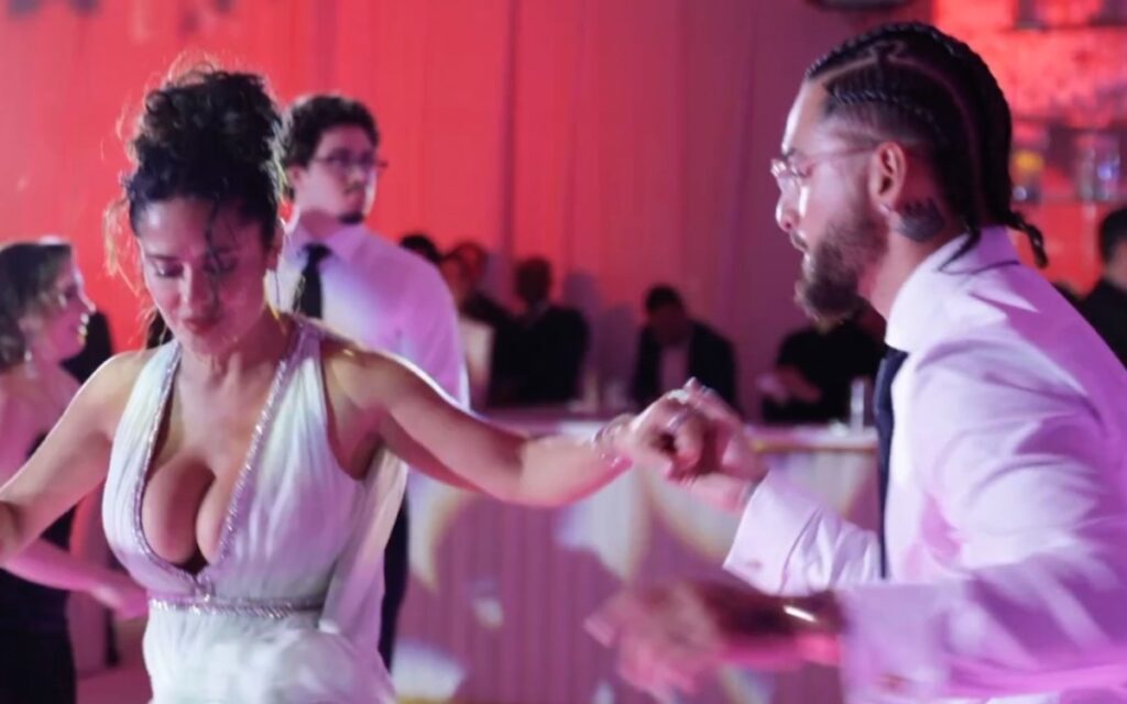 Salma Hayek y Maluma bailando en boda de Marc Anthony