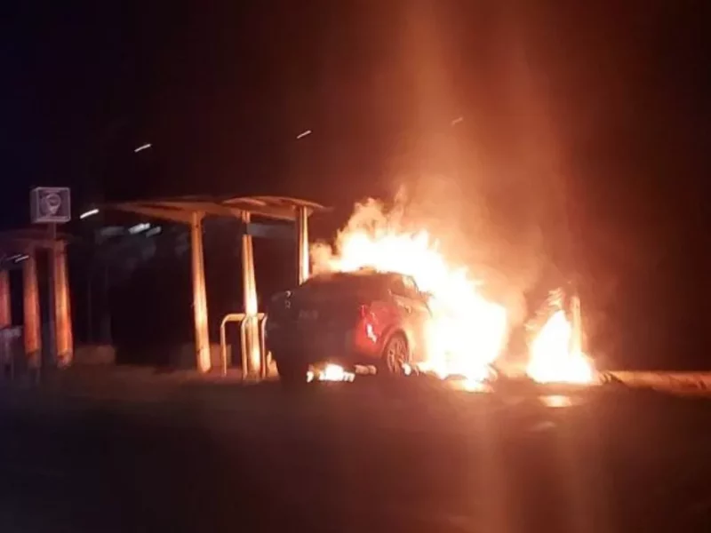 Choca su auto frente al CIS de la Atlixcáyotl y lo incendia