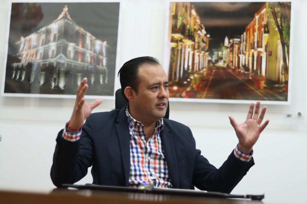 Eduardo Castillo el hijo de un migrante que hoy es presidente del Congreso Puebla