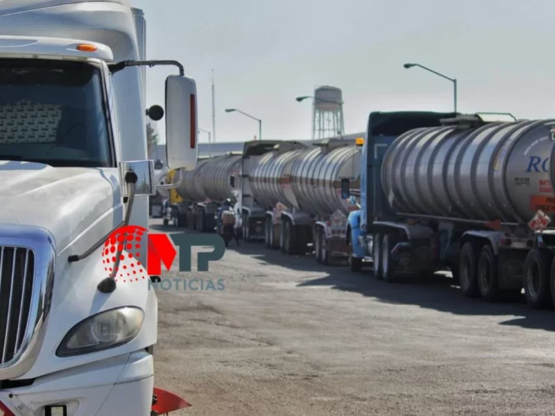 Desabasto de gasolina en Puebla: más de 80 pipas cargadas, varadas por huelga en Pemex