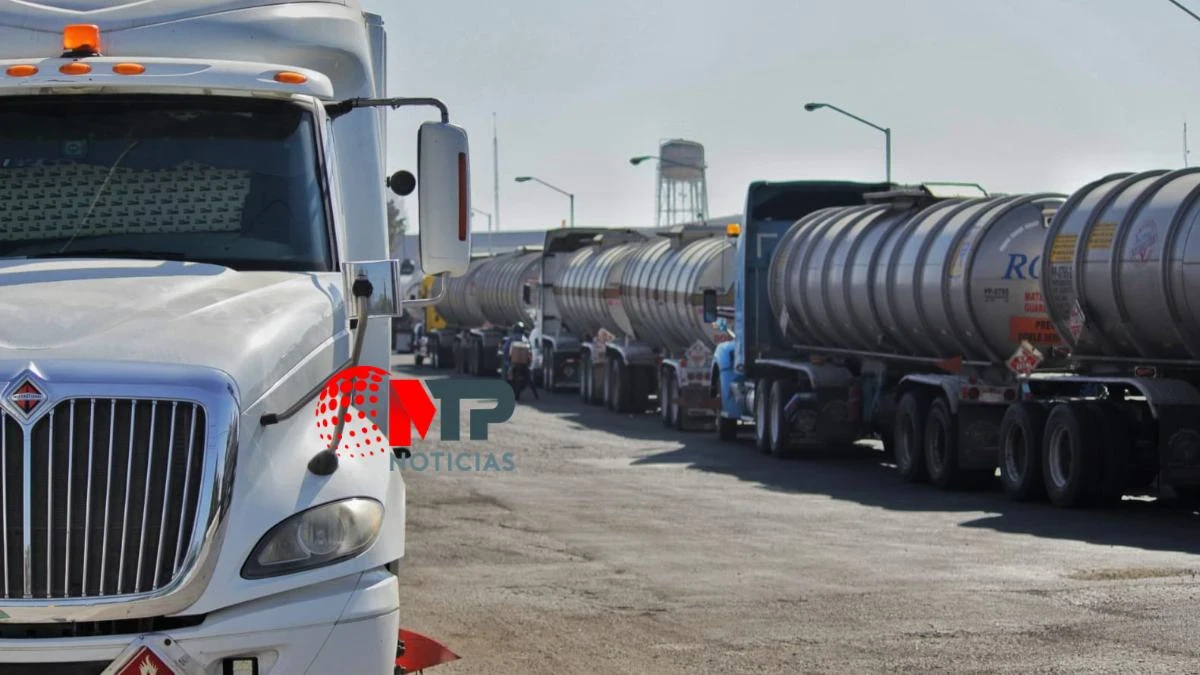 Desabasto de gasolina en Puebla: más de 80 pipas cargadas, varadas por huelga en Pemex