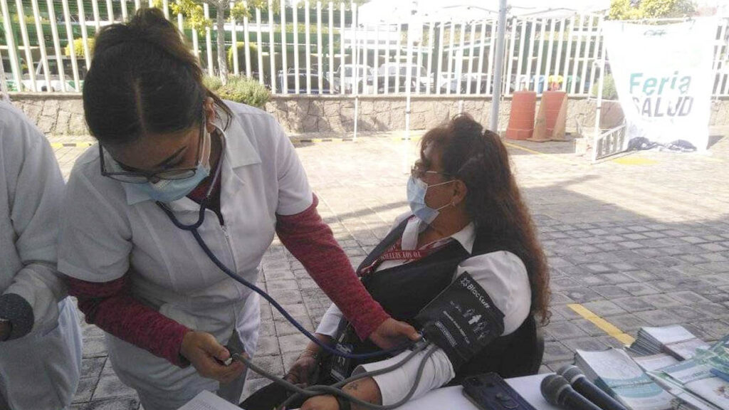 Enfermera aplicando una vacuna COVID