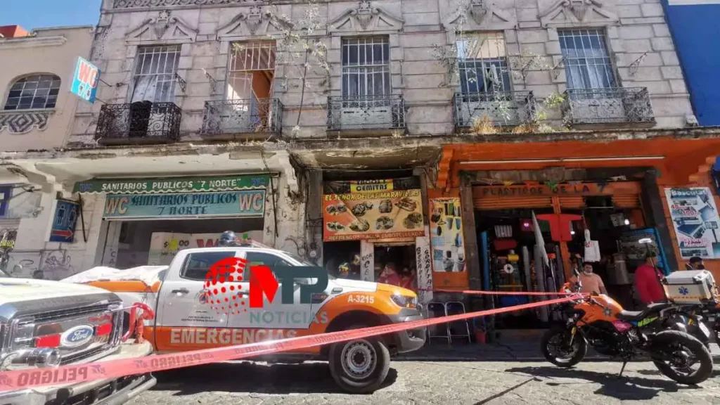 Familias de casona colapsada en Puebla pasan la noche en el dormitorio municipal