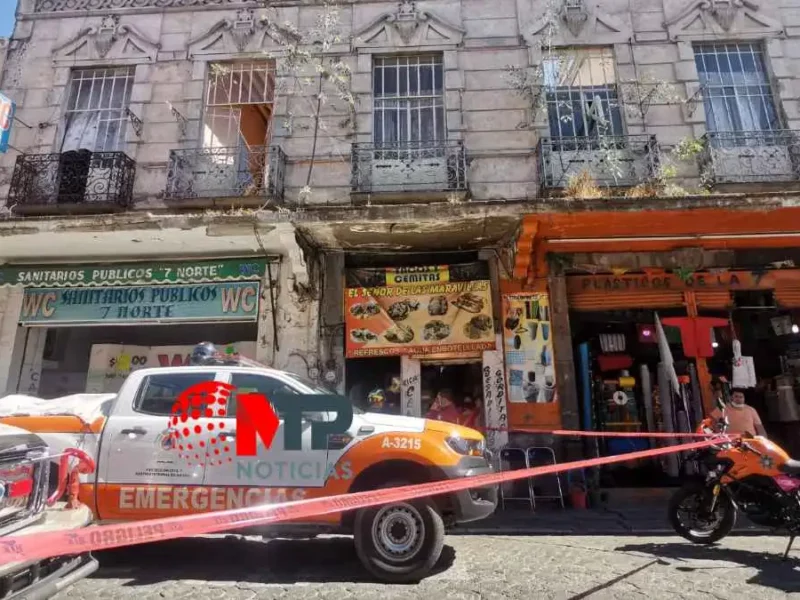 Familias de casona colapsada en Puebla pasan la noche en el dormitorio municipal