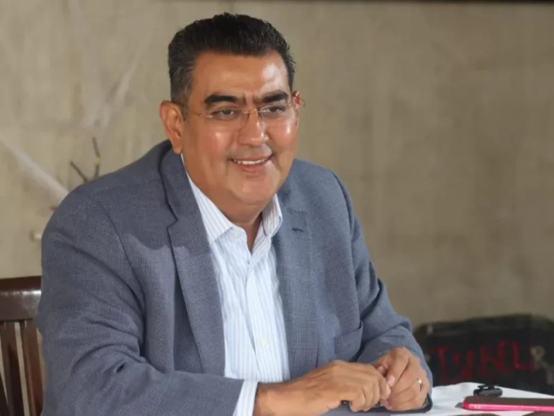 Él es el gobernador de Puebla Sergio Salomón Céspedes